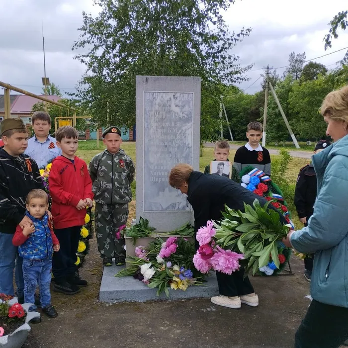 «Бессмертна Победа, бессмертны её солдаты» - торжественное мероприятие у памятного знака с возложением цветов